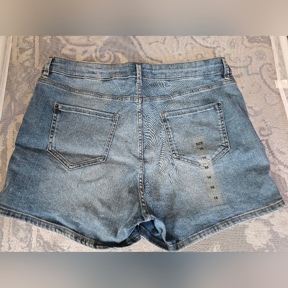 M & S Denim Shorts SZ 16 Womens NWOT - Picture 3 of 3